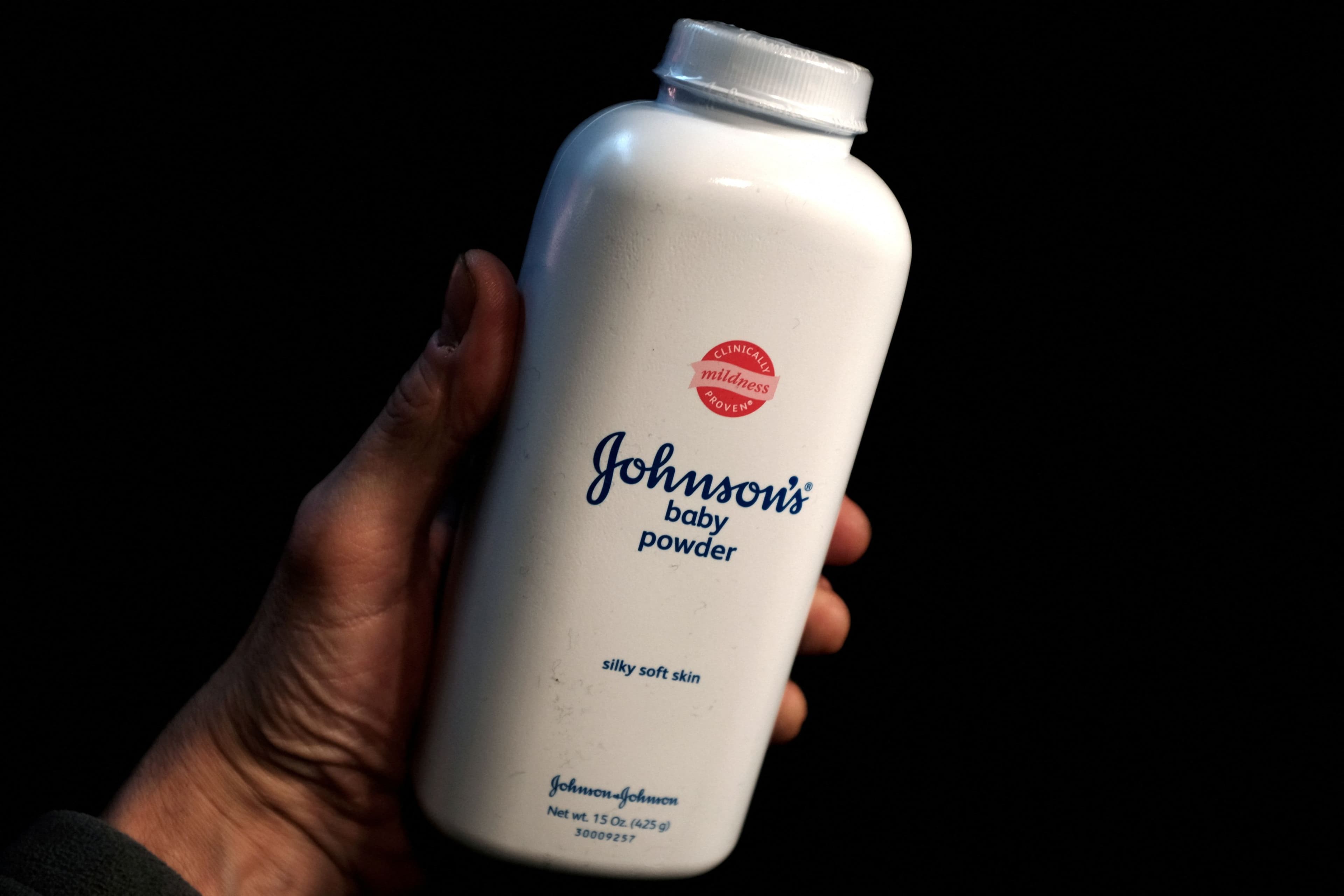 Johnson & Johnson chiude il capitolo del talco: accordo per archiviare quasi 69 mila cause