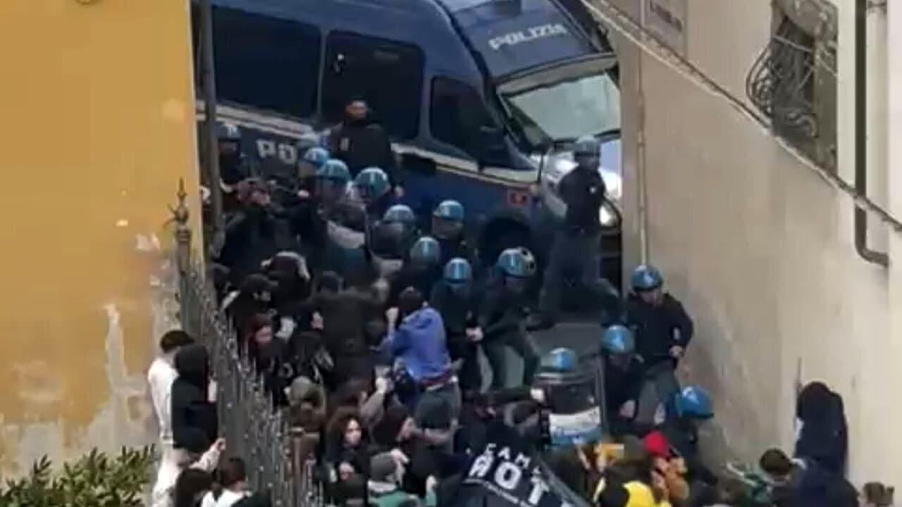 Pisa, scontri durante il corteo pro-Palestina: indagati dieci poliziotti