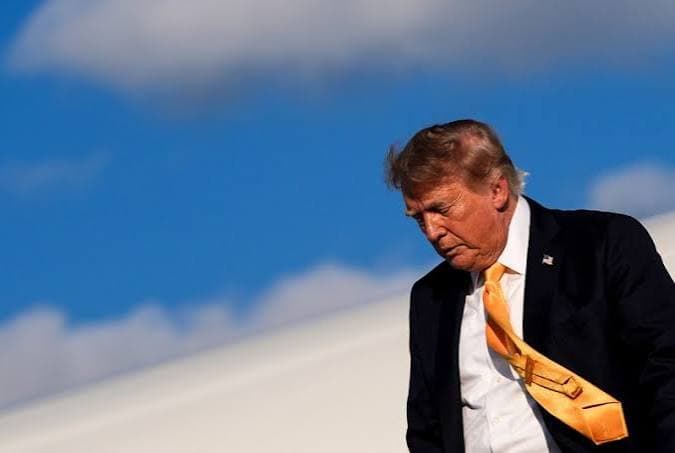 Trump cambia look: addio al biondo, capelli più scuri per il presidente Usa
