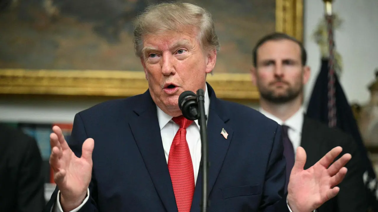 Immigrazione, giudice Usa sospende la stretta di Trump sui visti: stop alla misura per 75 Paesi