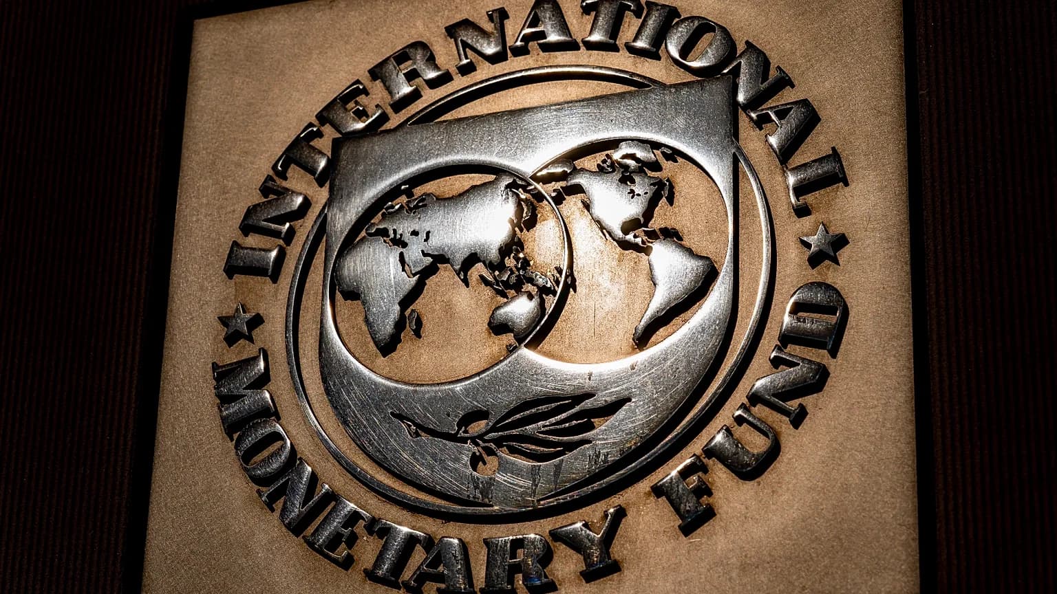 Fmi, l’economia mondiale resiste agli shock ma la tenuta è a rischio. Migliorate le stime sul Pil italiano