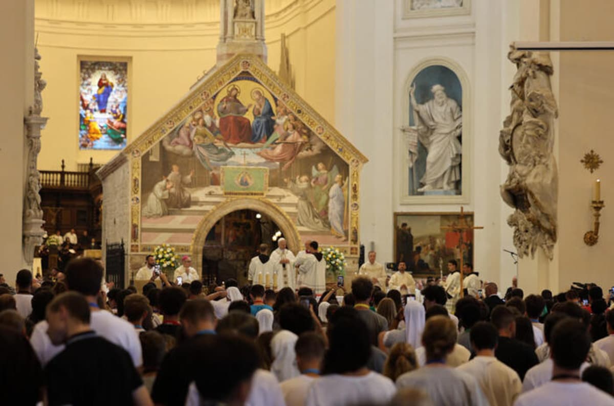 Papa Leone XIV ad Assisi, l'abbraccio ai giovani nel nome di San Francesco