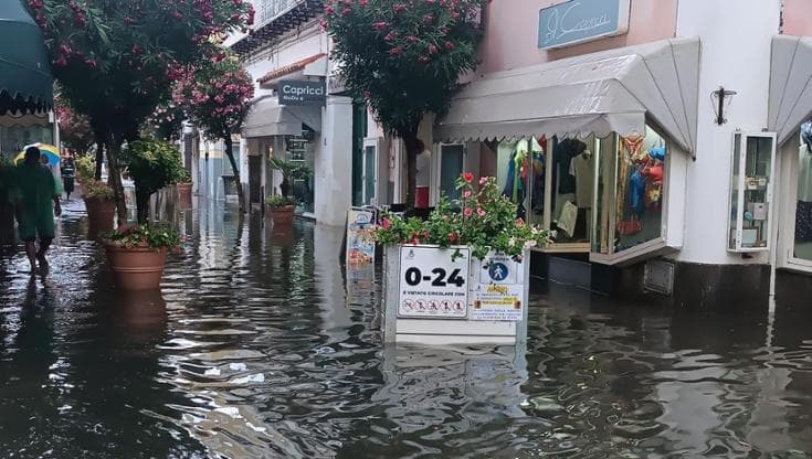 Meteo estremo in Italia, temporali a Napoli e in Friuli
