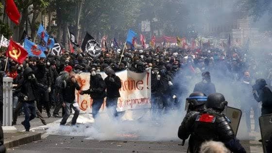 Francia, protesta contro il caro vita: 166 arresti e tafferugli nelle principali città
