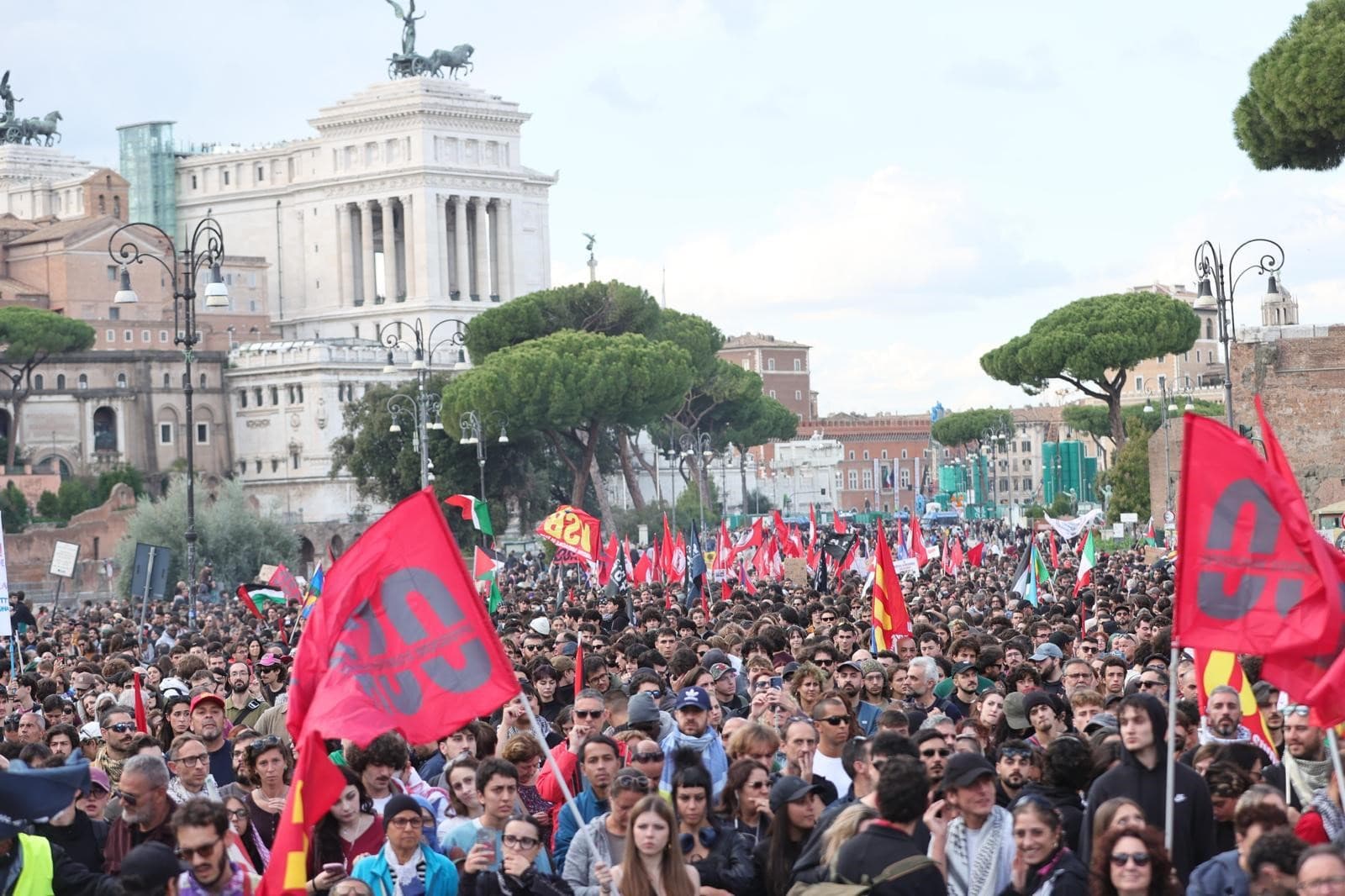 Corteo a Roma, manifestanti puntano verso il Parlamento: scontri con la polizia, cariche e otto fermati. Centro blindato
