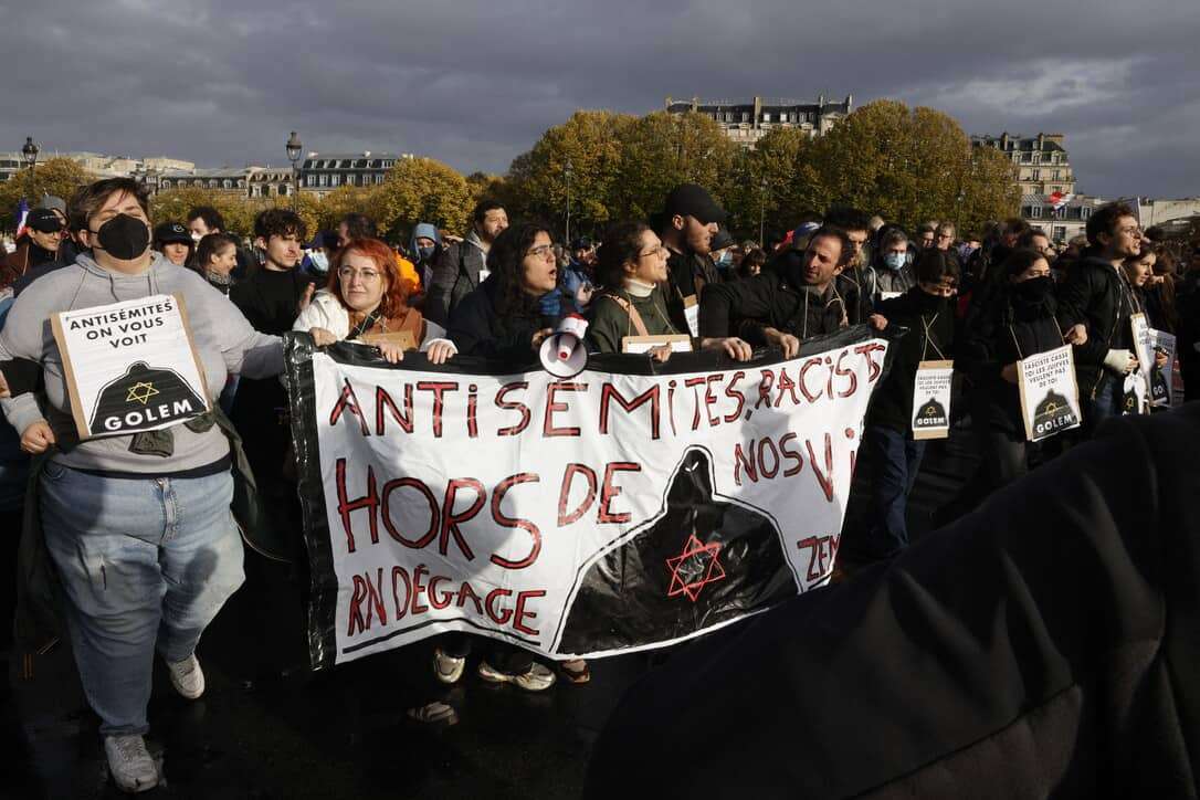 Parigi, in piazza migliaia di persone riunite contro l’antisemitismo. Presenti la premier Borne ma anche Le Pen