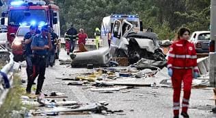 Maxi incidente sulla Rieti-Terni, scontro tra pullman e camper: sei morti e 34 feriti