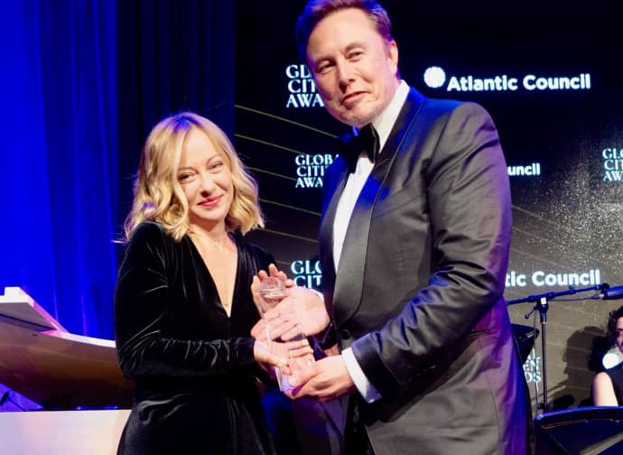 Musk è pronto a connettere l’Italia alla rete Starlink, resistenze interne al governo