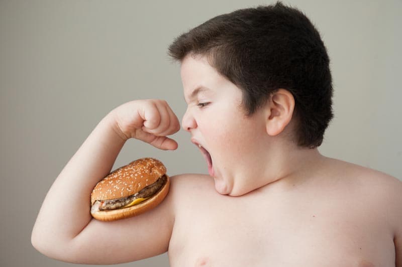 Bambini sempre più grassi in Italia: il nuovo report lancia l'allarme sull'obesità infantile