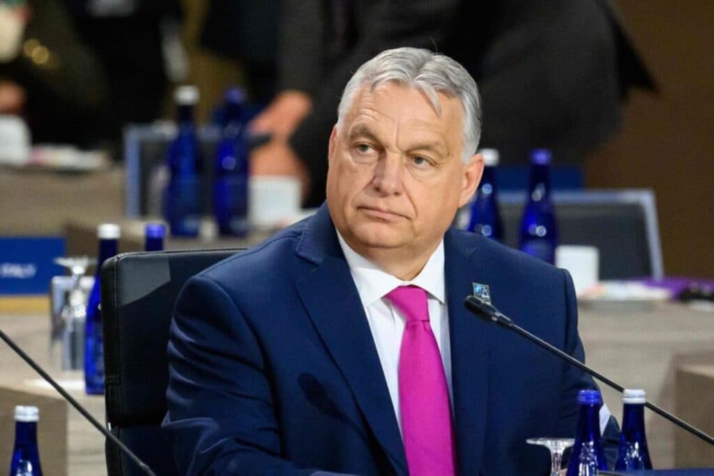 Orbán aggredito durante una conferenza stampa al Parlamento europeo