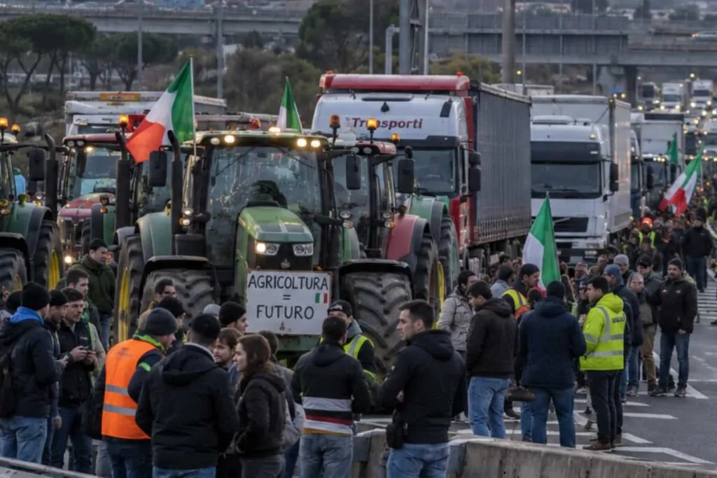 Protesta degli autotrasportatori, chiuso il collegamento tra A1 e A30: code fino a tre chilometri