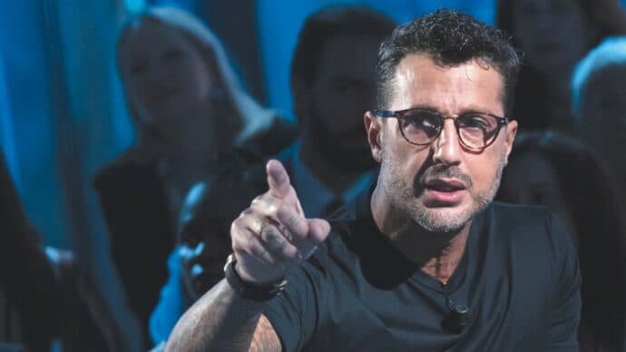 Fabrizio Corona aggredito e rapinato sotto casa a Milano: in sei lo minacciano con un cacciavite
