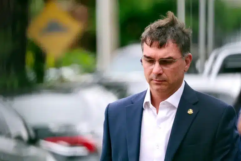 Flávio Bolsonaro annuncia la sua candidatura alle presidenziali del 2026