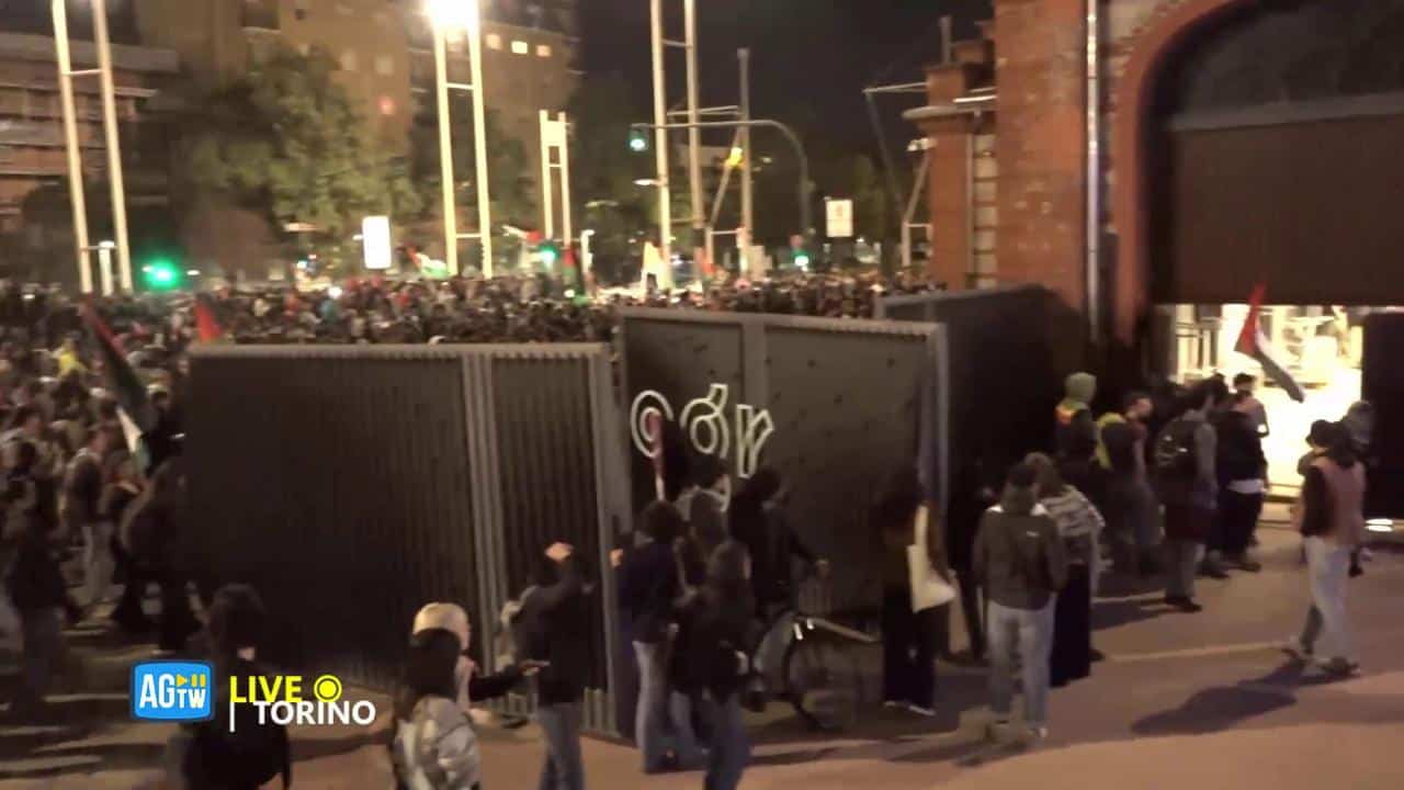 Torino. Irruzione di gruppi di manifestanti nella redazione de La Stampa. Solidarietà di Meloni e Mattarella