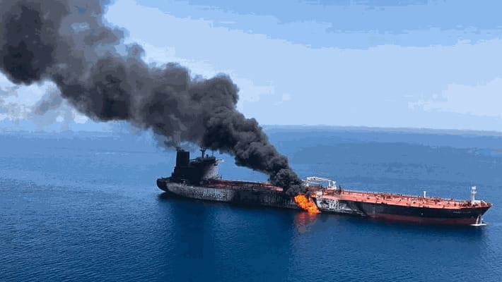 Stretto di Hormuz, petroliera colpita e in fiamme. Equipaggio in salvo