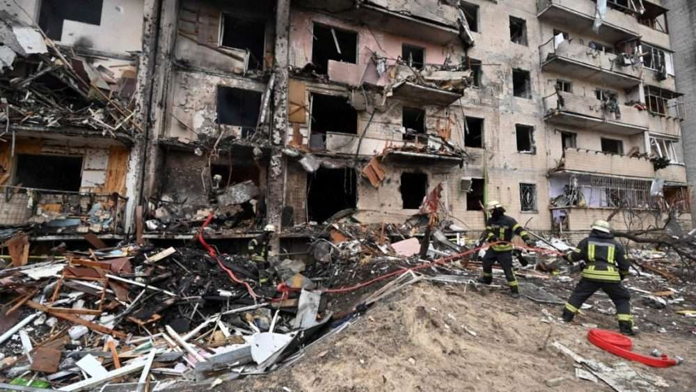 Ucraina: Kiev resiste, l’Ue pronta a fornire più sostegno, Draghi: “Si all’esclusione della Russia dal circuito Swift”