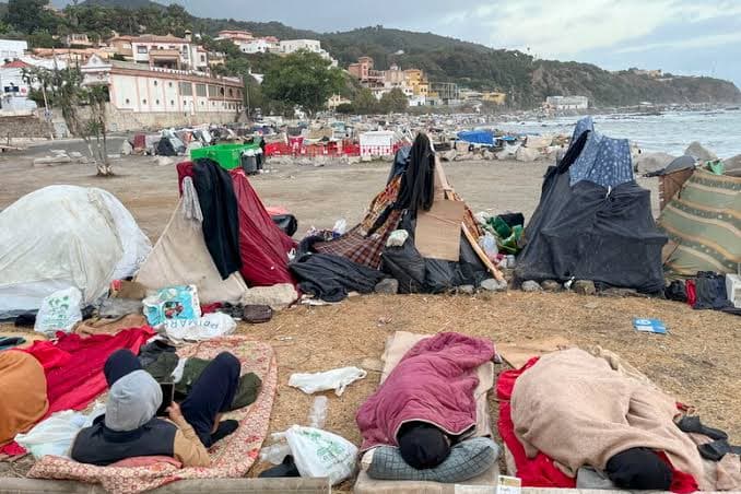 Ceuta, sgomberata la spiaggia di El Trampolín: migranti trasferiti nelle strutture di accoglienza