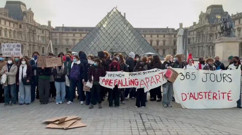 Francia, proteste e tensioni: manifestanti bloccano il Louvre. Macron respinge le dimissioni di Nunez