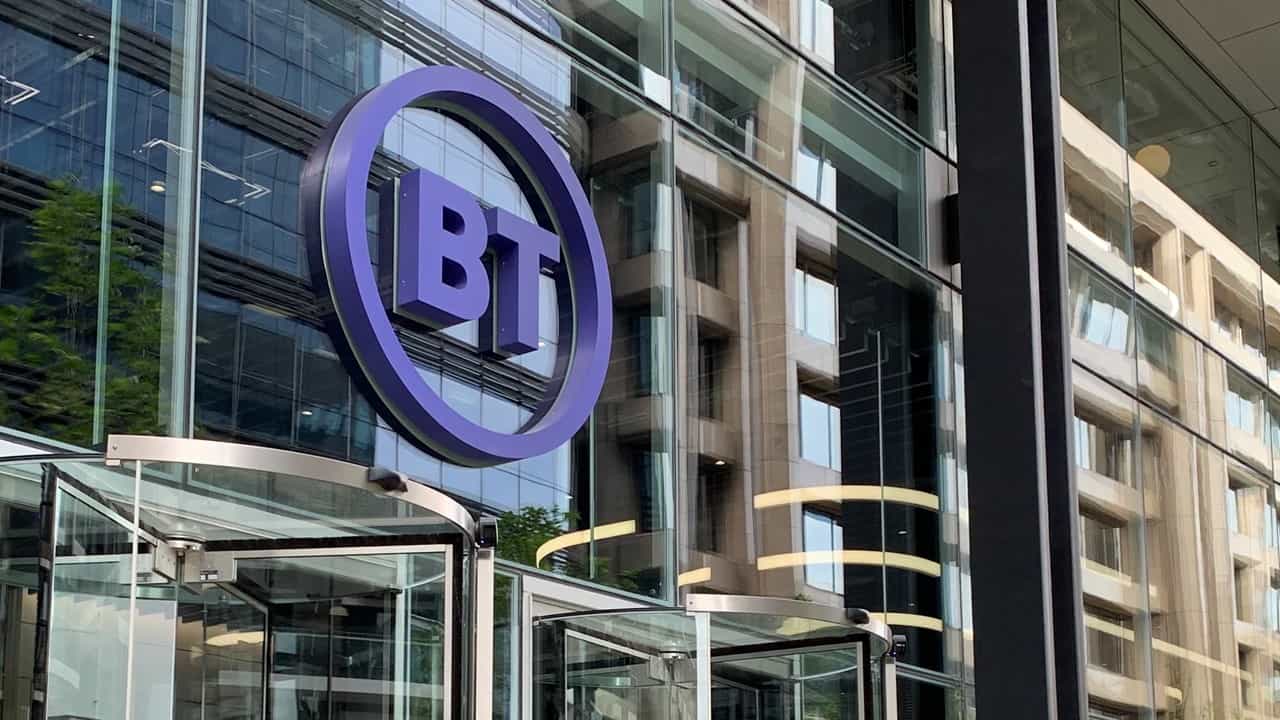 BT Group, entro il 2025 previsto un taglio di 55 mila unità: molti saranno sostituiti dall’AI