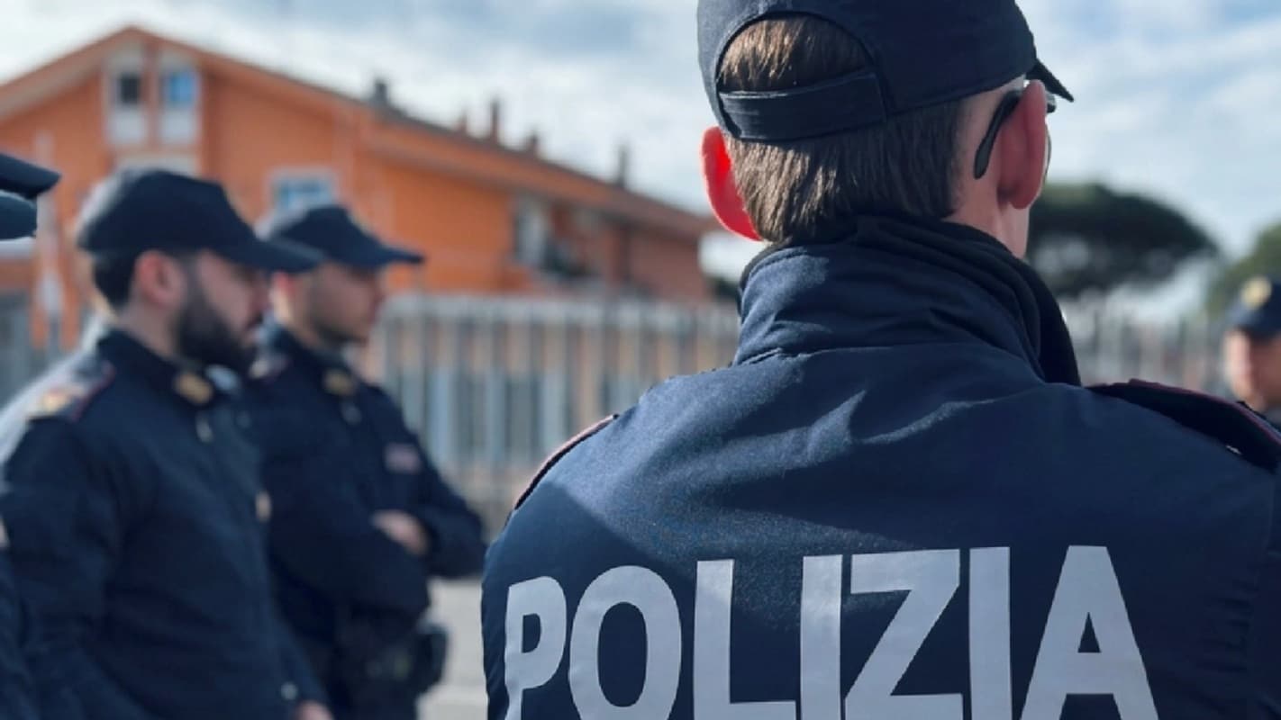 Bari, blitz della polizia contro un piano di saccheggi: giovani organizzati su Telegram, ipotizzate finalità terroristiche