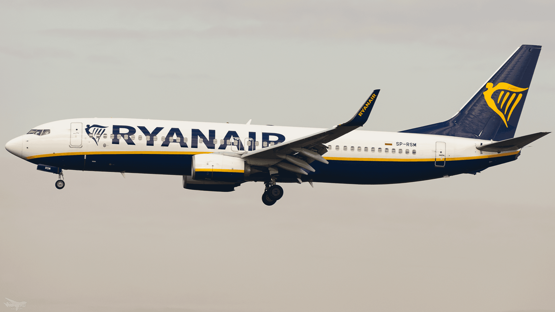 Panico su un volo Ryanair: si rompe un finestrino in quota, passeggero rischia di essere risucchiato fuori