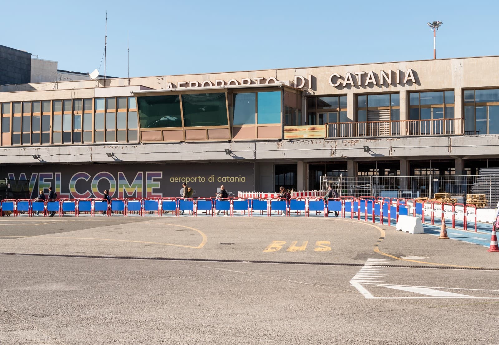 Etna, Catania resta senza voli: aeroporto chiuso fino a lunedì per la cenere