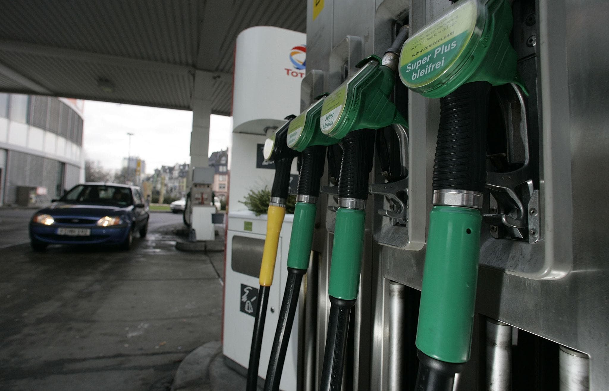 Extraprofitti del petrolio: Germania, Italia e altri 4 Paesi   Ue spingono per una tassa europea: «La crisi non ricada su cittadini e imprese»
