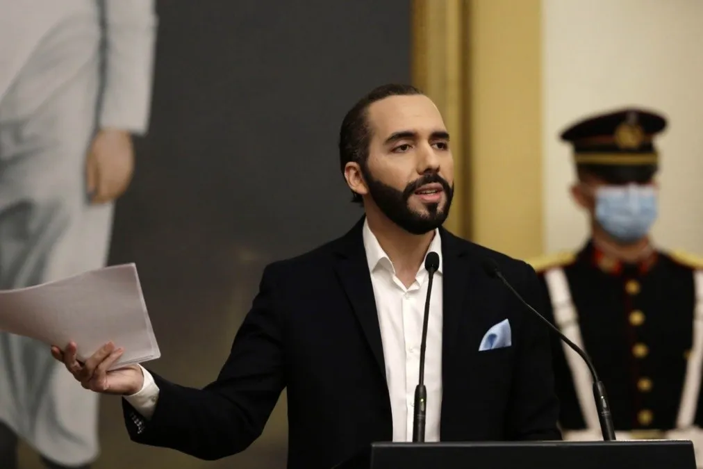Il Presidente del Salvador Bukele, preannuncia la caduta del dollaro: “un’ economia falsa, basata sulla carta”