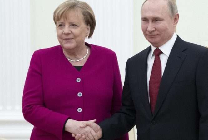 La Germania avvia le trattative bilaterali per l’acquisto del vaccino russo Sputnik. Ue: “Non serve”