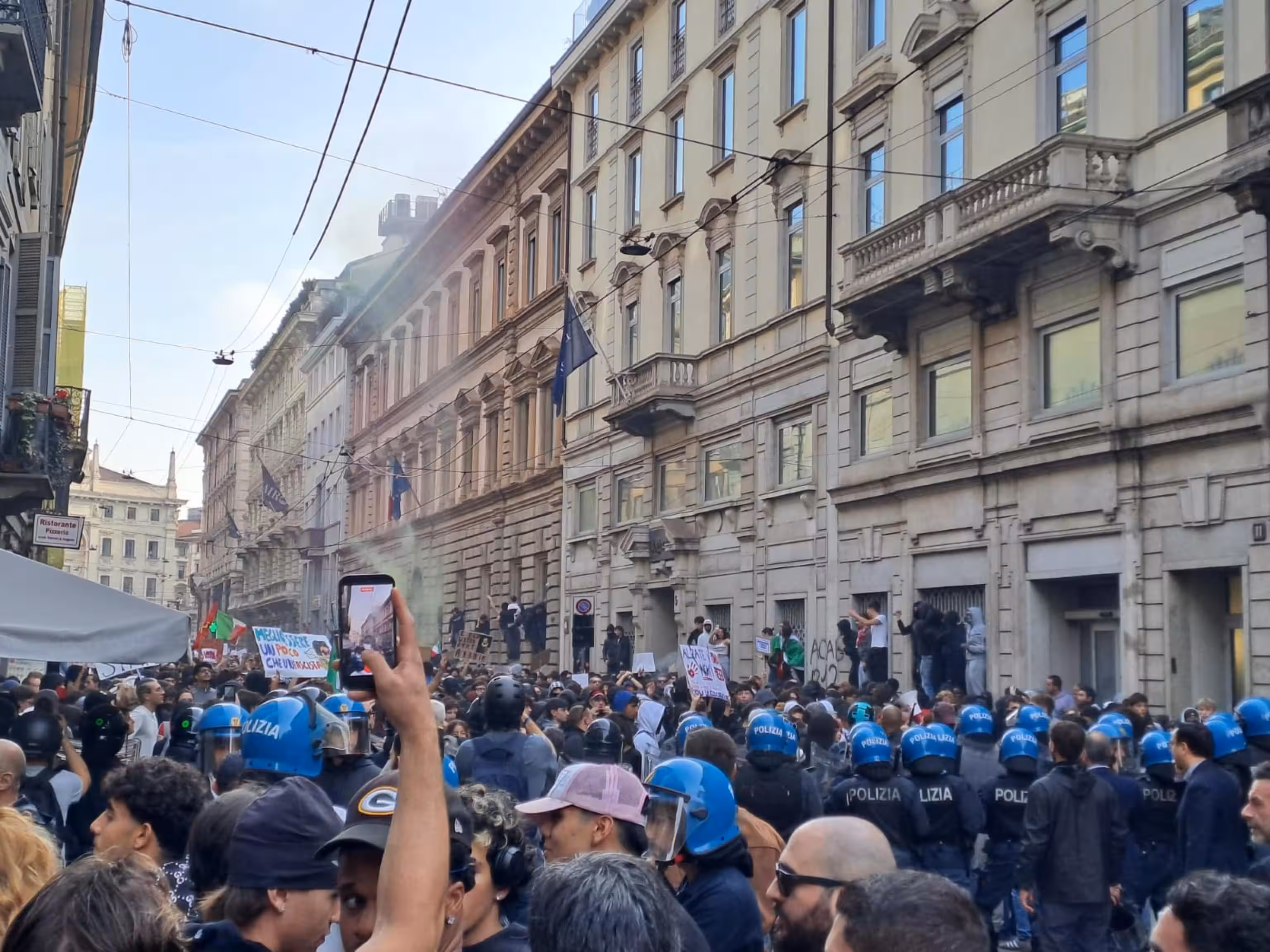 Violenti scontri a Milano al corteo "Italia in piazza" . Meloni: "Manifestare è un diritto, mettere a ferro e fuoco le città no"