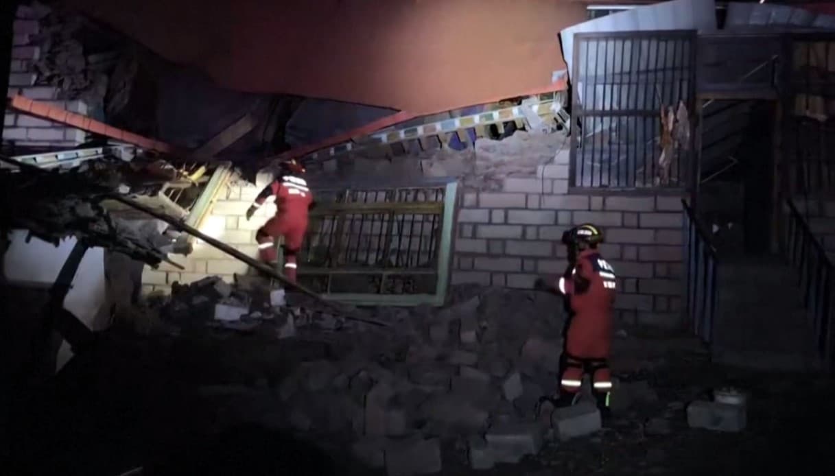 Terremoto devastante in Tibet, scossa di magnitudo 7: almeno 16 morti, decine di feriti e centinaia di case crollate