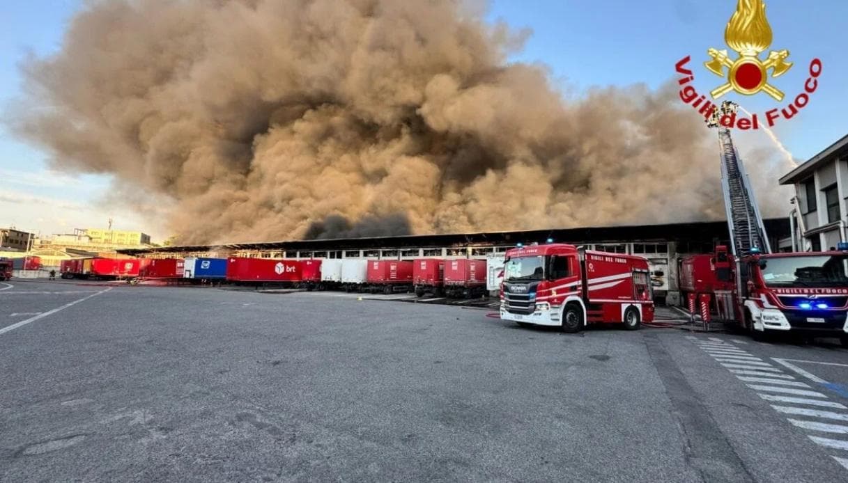 Maxi incendio nel deposito BRT di Milano: fiamme sotto controllo, proseguono le operazioni di messa in sicurezza