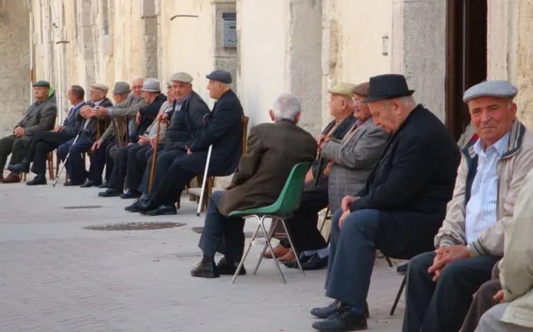 Ue, l'Italia invecchia più di tutti: età media record e popolazione in forte calo entro il 2100