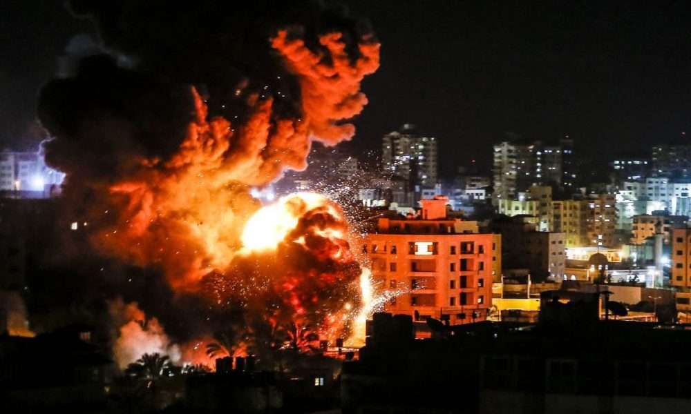 Medio Oriente: Israele attacca Gazza da cielo e da terra, almeno 115 morti