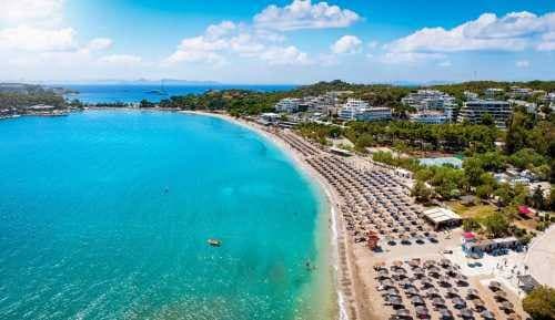 Tragedia su una spiaggia di Atene, 82enne muore dopo una lite per un lettino