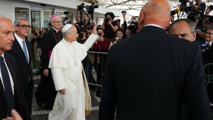 Papa Leone XIV dimesso dal Gemelli dopo l’intervento al polmone: domani l’Angelus in piazza San Pietro