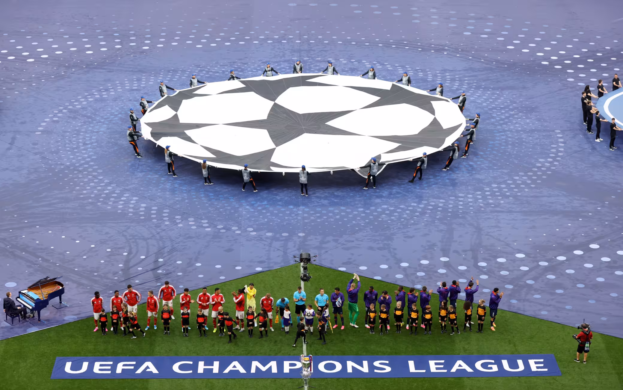 Champions League, notte amara per Inter e Napoli. Il Bayern si salva, Barcellona e Arsenal volano. Stasera Roma-Real Madrid