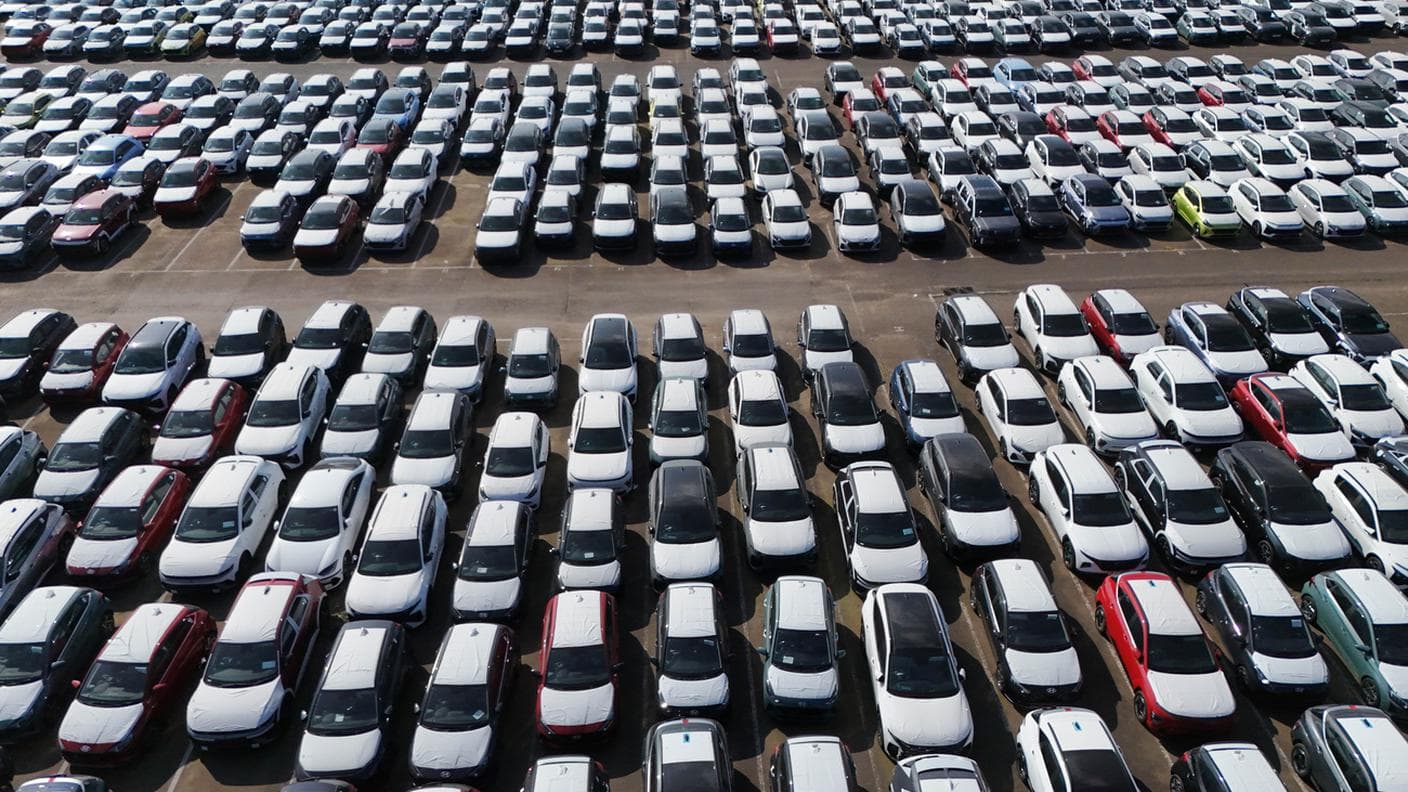 Da oggi ufficiali i dazi Usa sulle auto estere: reazioni globali e minacce di ritorsione