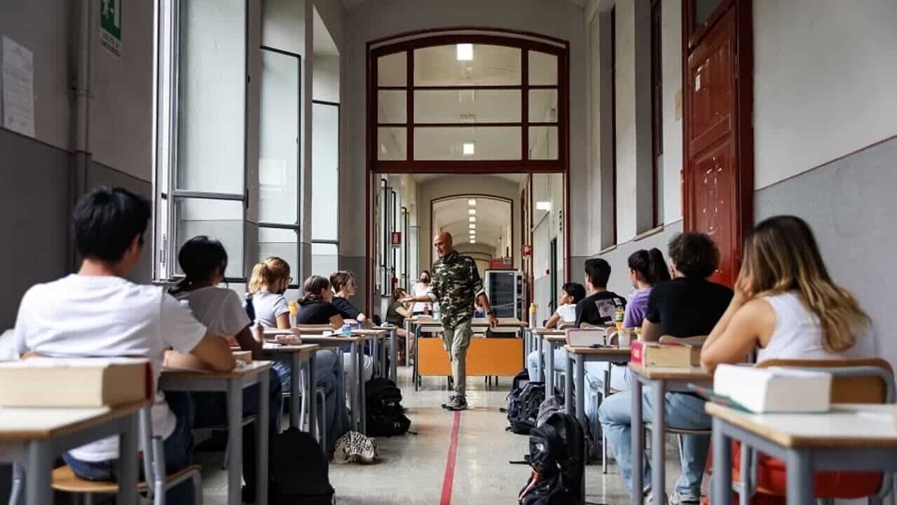 Maturità 2026, al via gli esami: oltre 527 mila studenti alla prova di italiano. Tra le tracce, Pavese, Furedi, Saragat e Calabresi
