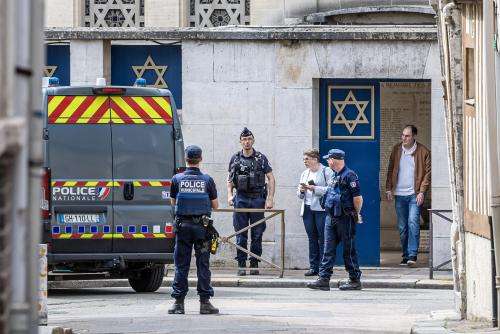 Francia, butta una molotov su una sinagoga a Rouen: ucciso un uomo