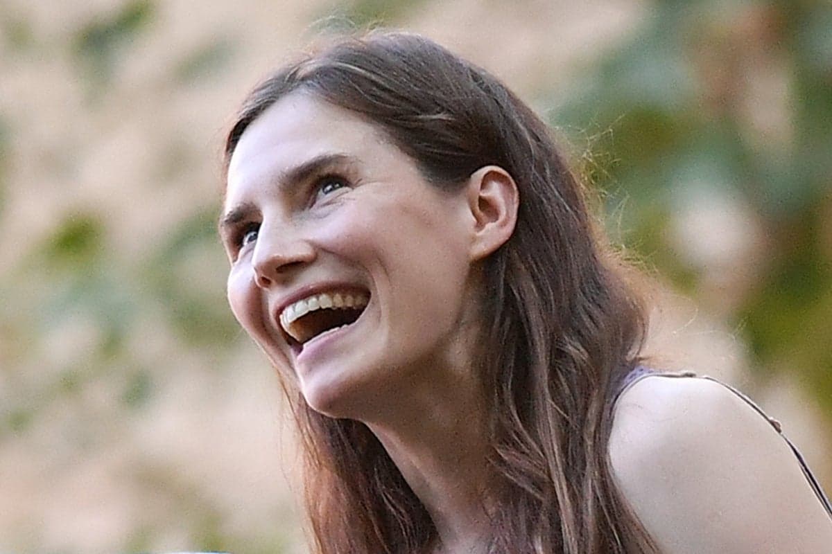 Amanda Knox porta in teatro con un monologo comico la sua vicenda giudiziaria. Indignata la famiglia di Meredith