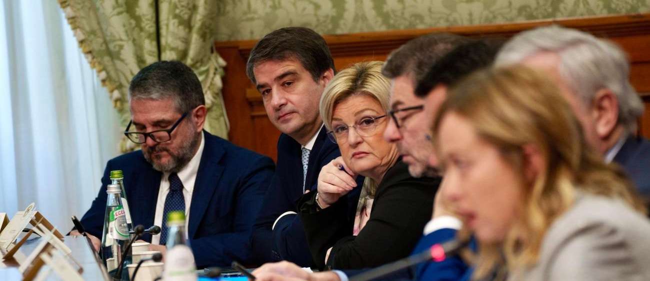 La premier Giorgia Meloni durante l'incontro a Palazzo Chigi con i sindacati