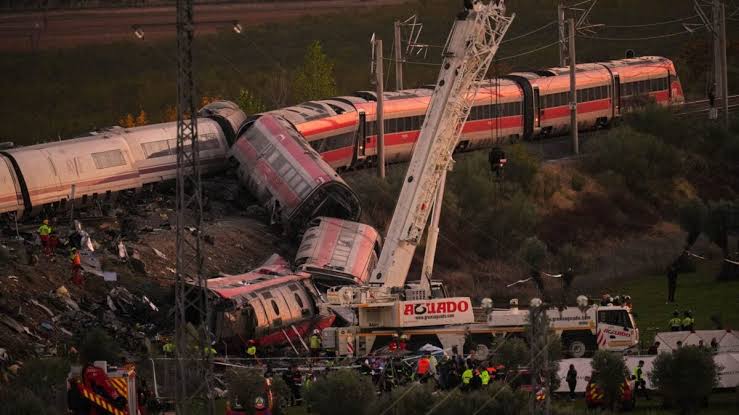 Scontro tra treni in Spagna. La Farnesina ha attivito unità di crisi,  coinvolti nove italiani, tre risultano dispersi