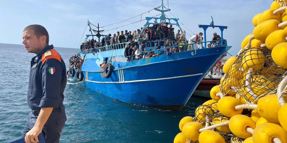Migranti, partita la prima nave della Marina per l'Albania
