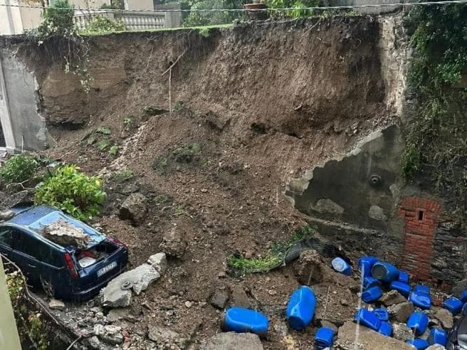 Genova nella morsa del maltempo: tromba d’aria a Pra’, crolli e allagamenti nel Ponente