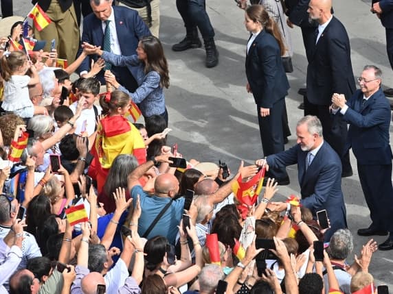 Felipe VI e Letizia a Ceuta, accoglienza trionfale per la visita storica: «Saldiamo un debito»