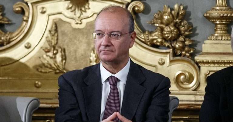 Stop a Schwa e Asterisco nelle Scuole: La Direttiva di Valditara