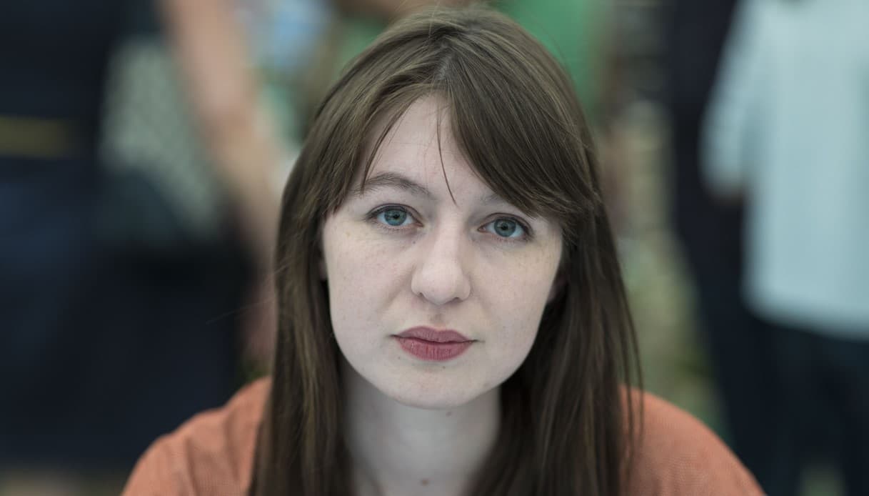 Sally Rooney, stop alla vendita dei suoi libri nel Regno Unito: il sostegno alla Palestina scatena il caso