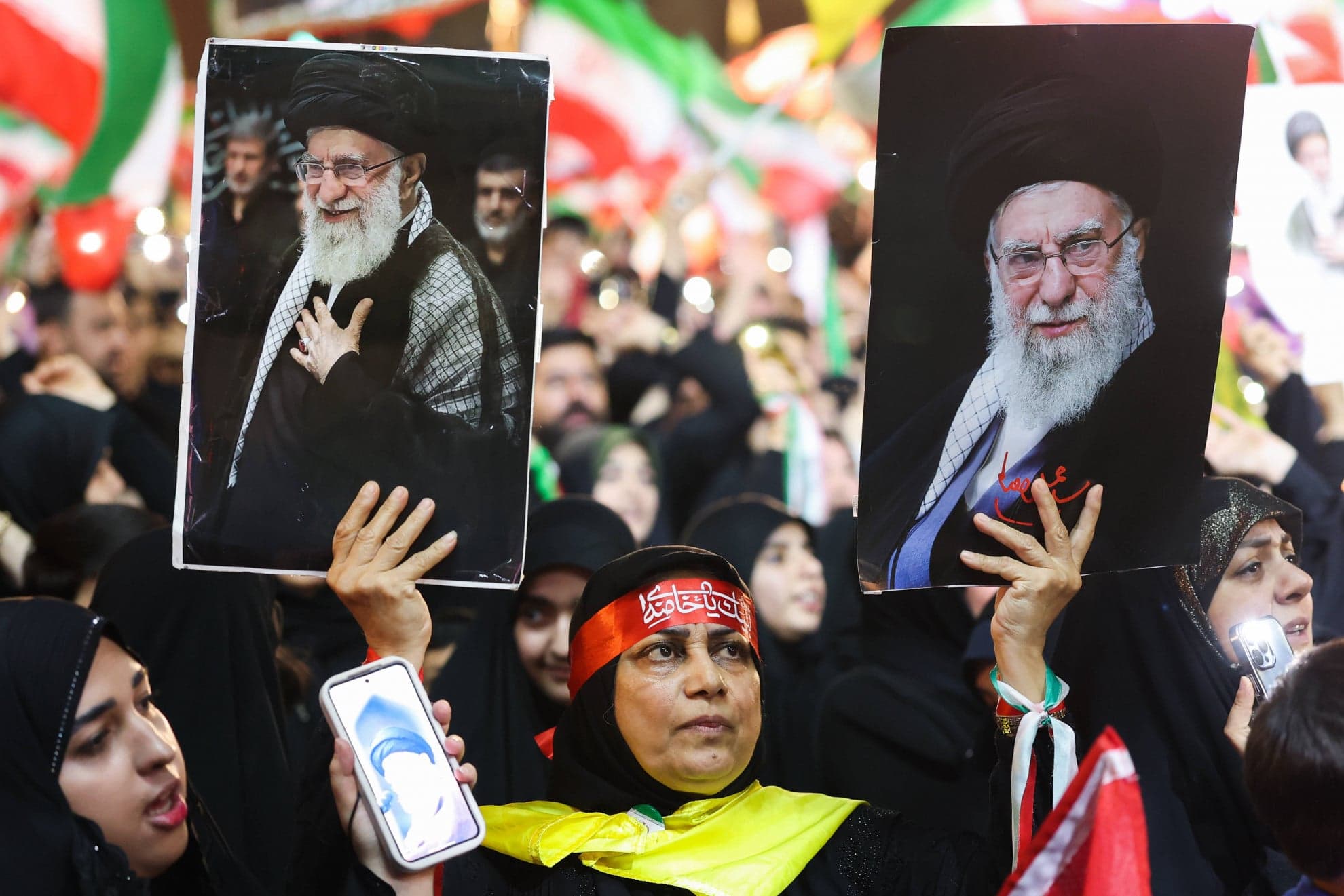 Iran, iniziati i funerali di Khamenei: Teheran si ferma tra lutto, rabbia e slogan contro Usa e Israele