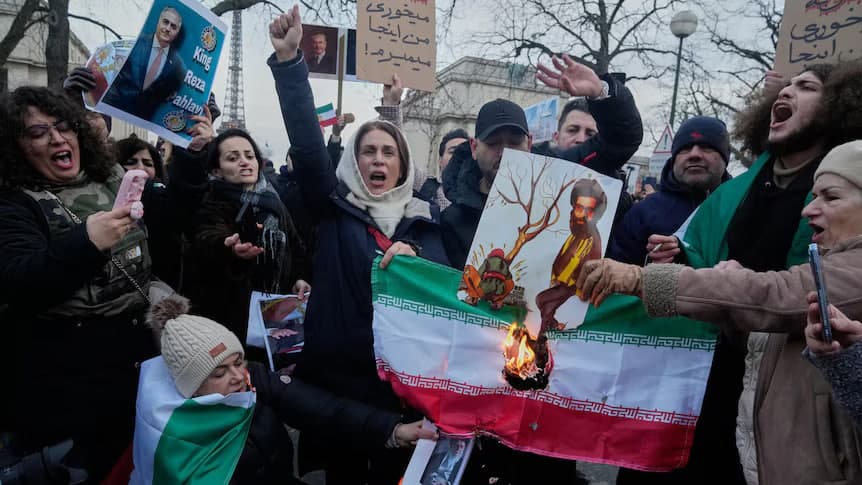 Iran, Trump aumenta la pressione economica e minaccia l'intervento militare